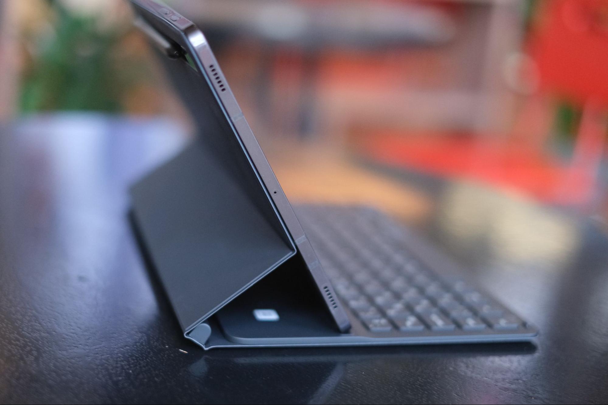 У чехла-клавиатуры есть только одно положение экрана, но хотя бы основание жёсткое, поэтому можно пользоваться планшетом на коленях