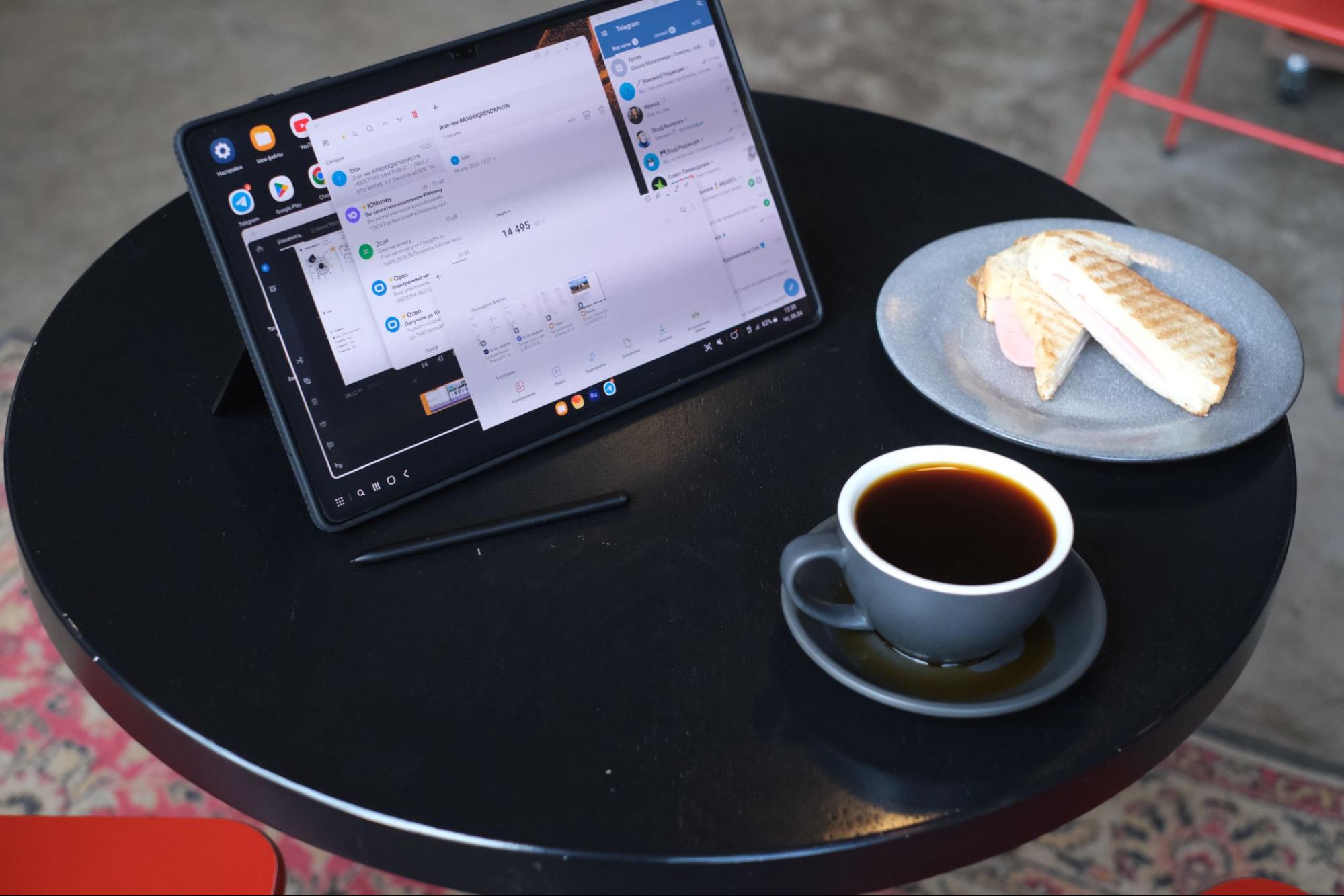 Реальная многооконность: сейчас открыта почта, Premiere Rush, Телеграм и приложение для файлов. А можно открыть ещё больше