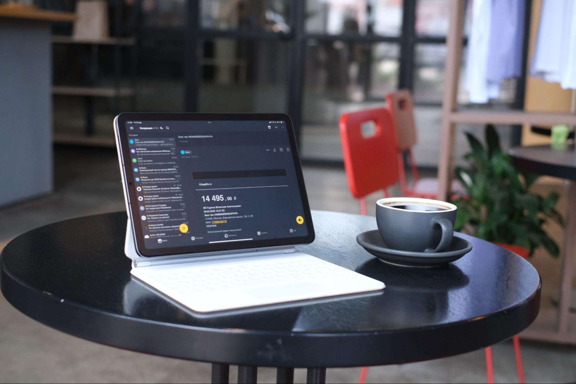11 дюймов — идеальный размер для спокойной работы за небольшими столиками в кафе