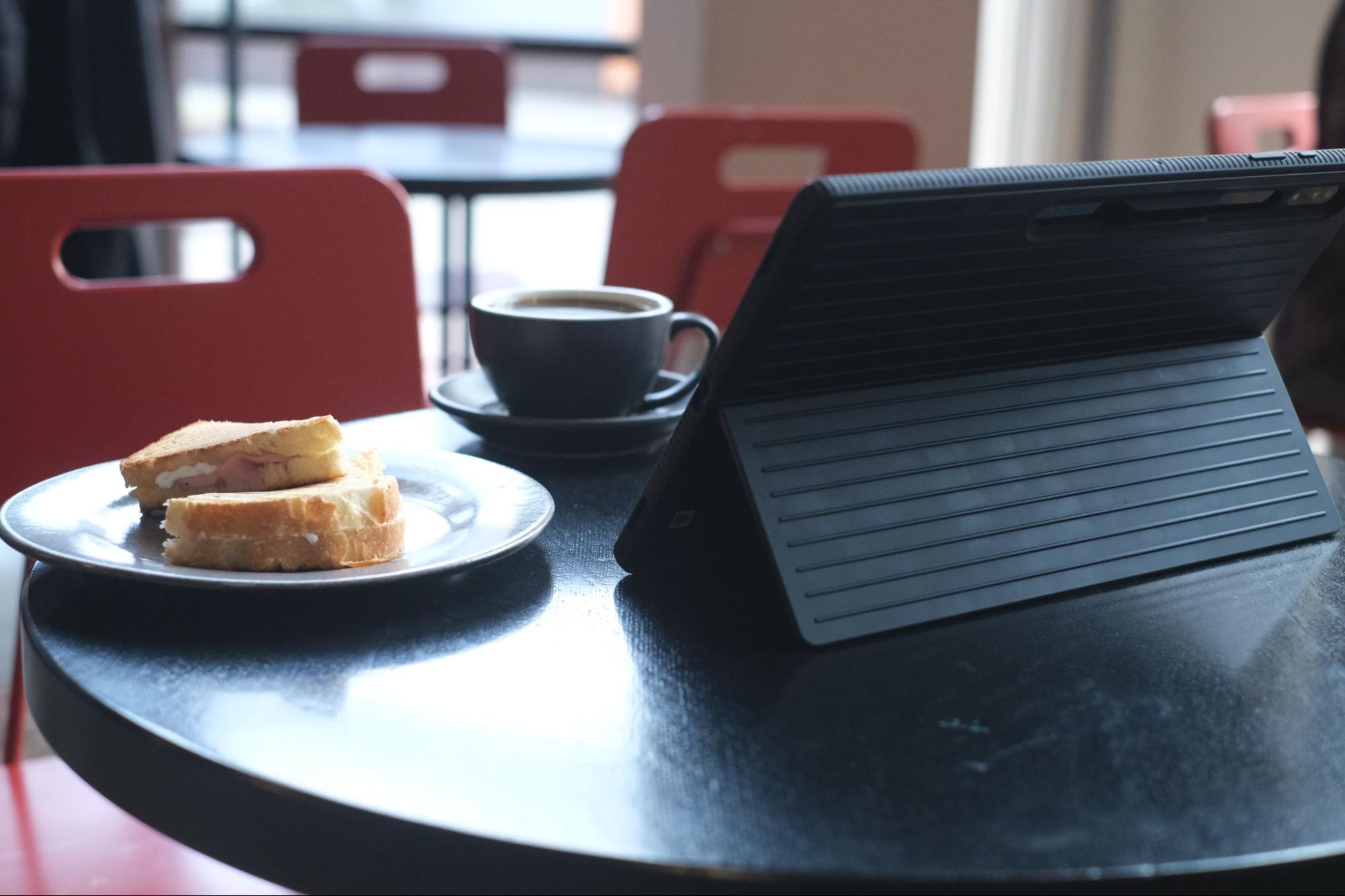 Самая удобная откидная ножка. Пальцы собирает будь здоров, но пользоваться приятно. Бутеры в комплект не входят