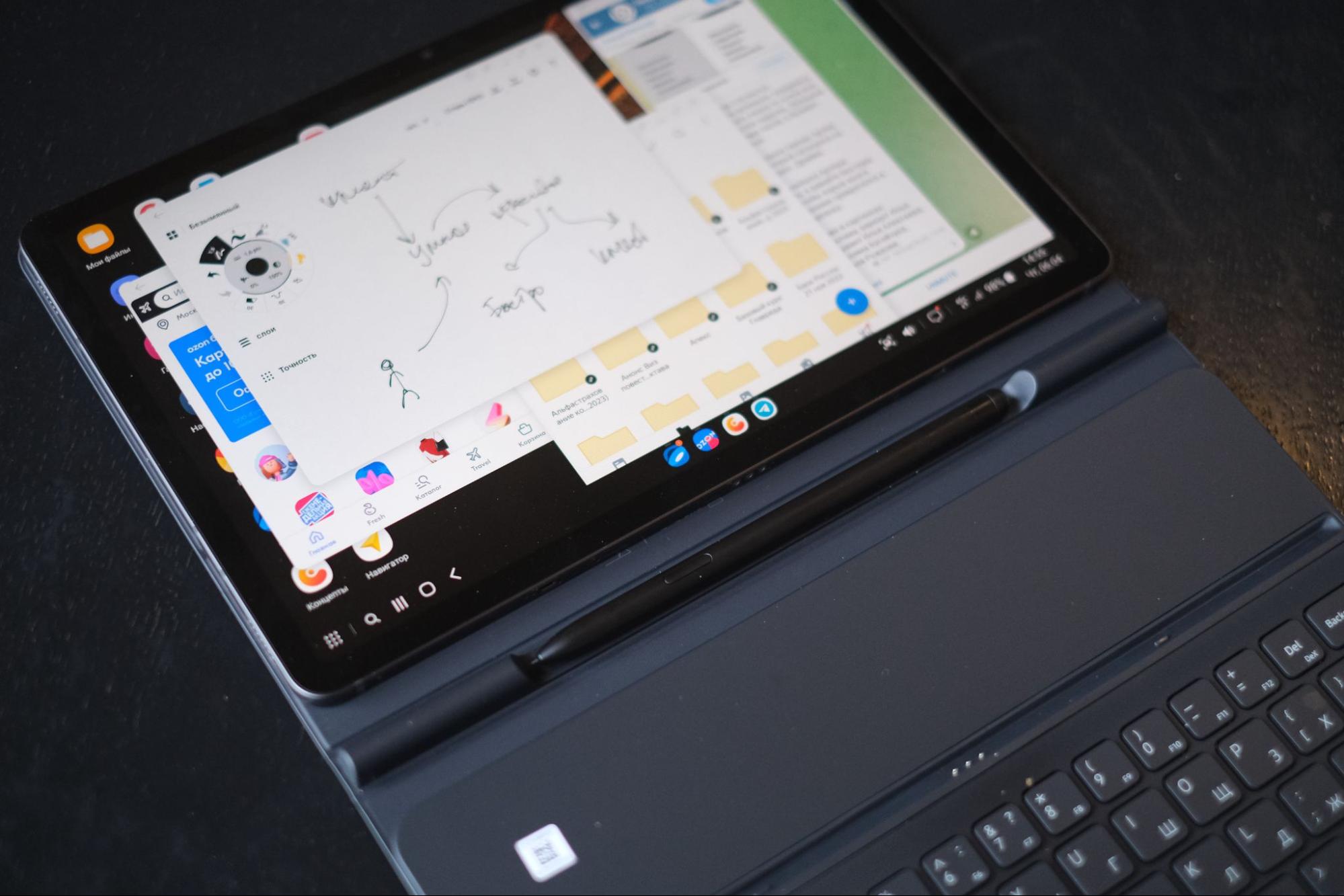 Карандаш можно хранить на сгибе чехла. Оттуда он никуда не денется