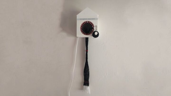 Технодурка: настенные часы, которые вяжут шарф