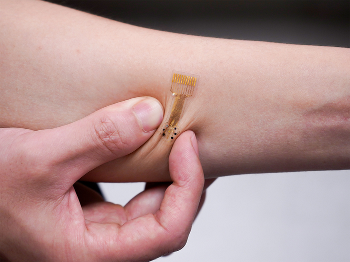 Изобрели умную повязку, которая отслеживает состояние раны и заживляет её