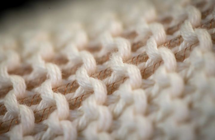 Изобрели волокна-насосы, чтобы делать одежду с водяным охлаждением и нагревом