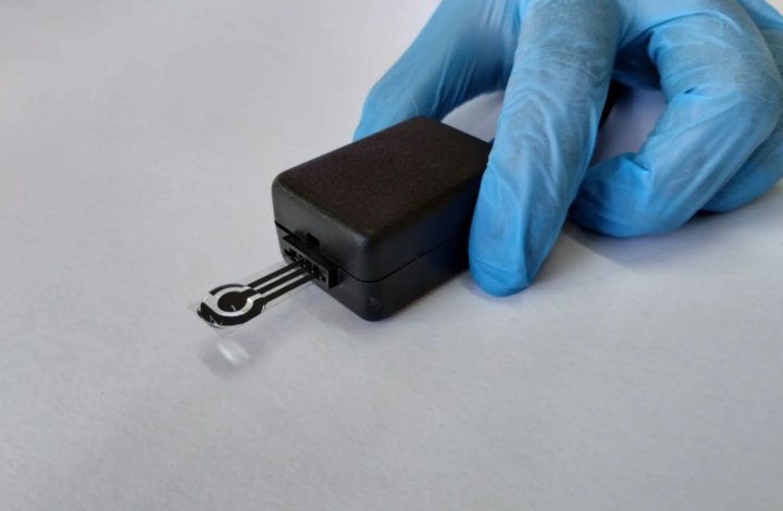 Сделали простое портативное устройство, которое определяет уровень болеутоляющих средств и предупреждает об их передозировке