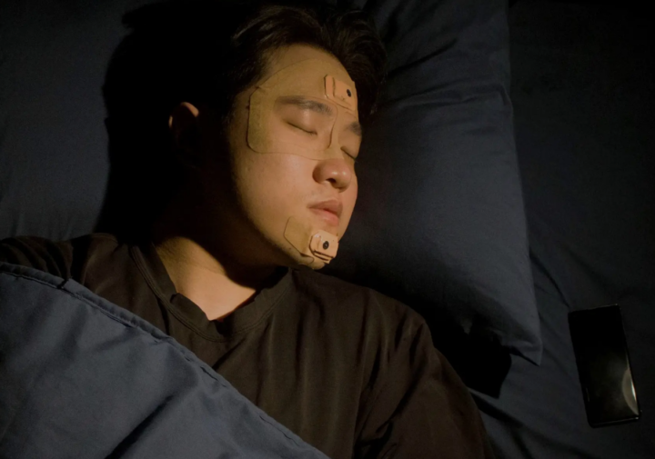 Разработали электронные пластыри для лица для мониторинга апноэ во сне