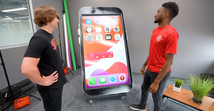 Технодурка: самый большой действующий айфон в мире