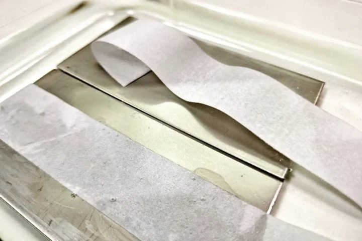 Разработали разлагаемый клей, который может ускорить переработку отходов