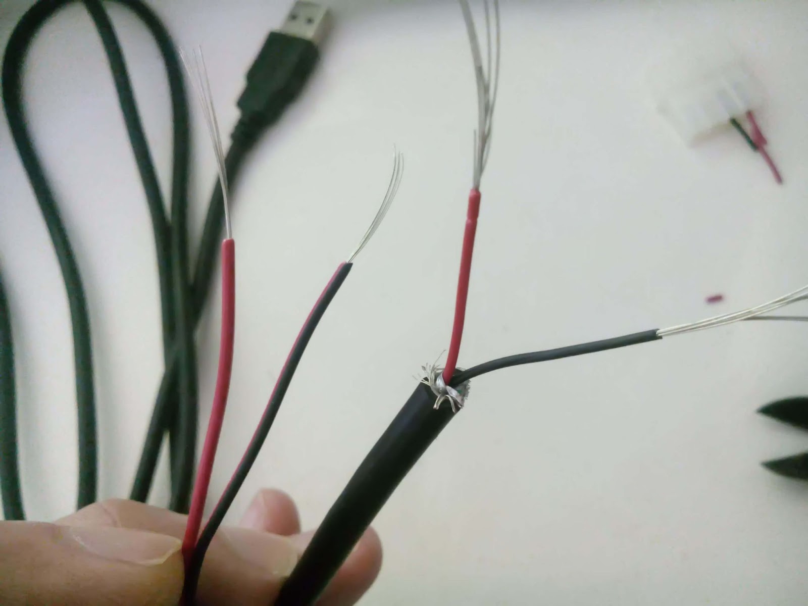 В кабелях зарядки для старых моделей телефонов вроде Sony Ericsson были всего два провода Как устроен простейший провод для зарядки