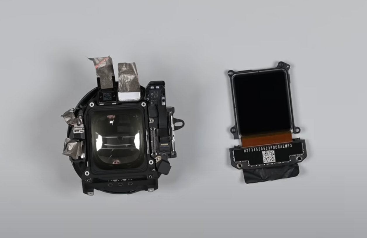 Выпуклая линза на камере и дисплей