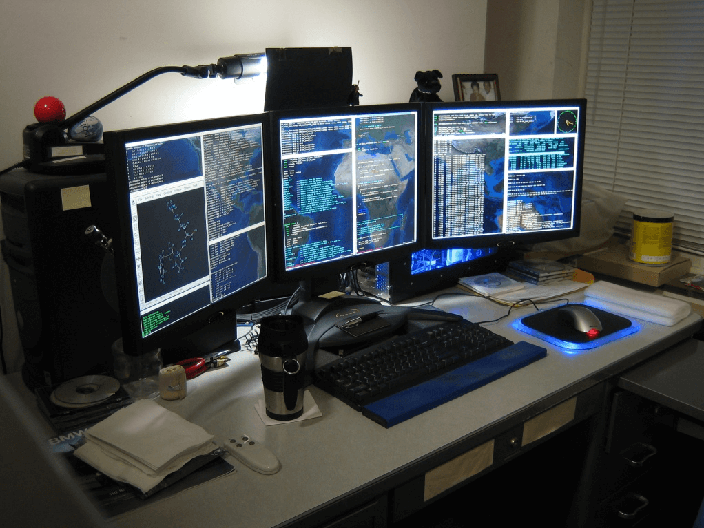 Типичное рабочее место программиста, по мнению бабушек