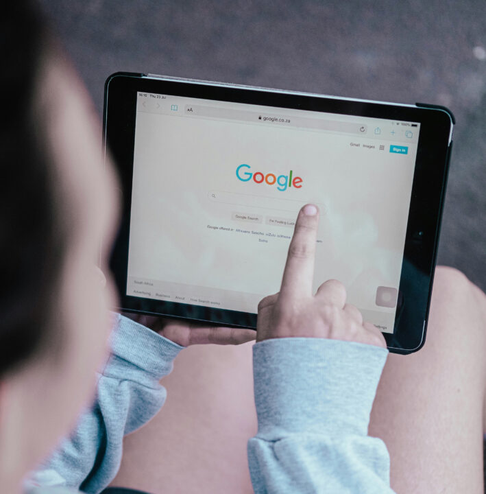 Блогер сломал нейропоиск Google: он три месяца спамил фейковыми новостями